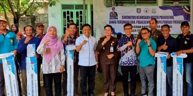 Sinergi Kejari dan Dinas Pertanian Pringsewu Salurkan Bantuan CSR untuk Petani Mitra Adhyaksa
