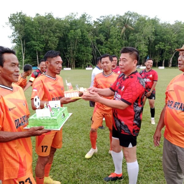 Laga Seru Fun Game Football Polsek Tabin vs GAS FC Berakhir Imbang