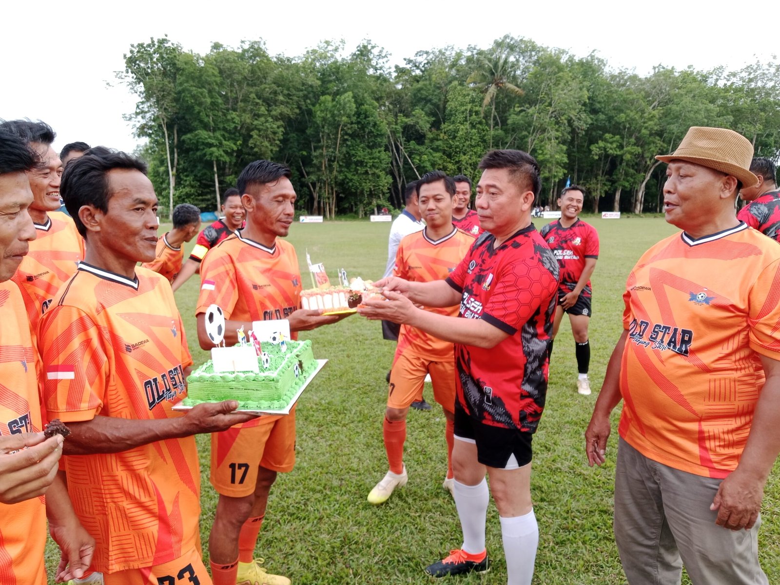 Laga Seru Fun Game Football Polsek Tabin vs GAS FC Berakhir Imbang