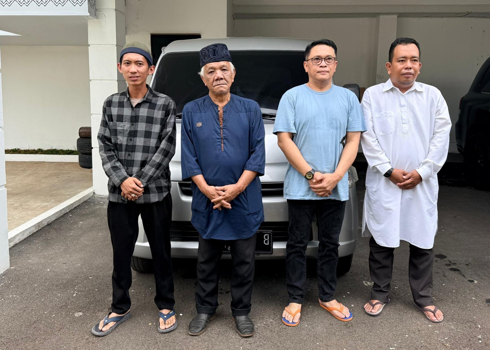 Irjen Pol Helmy Santika Hibahkan Mobil Ambulans untuk Relawan Kemanusiaan