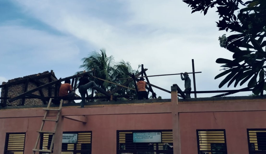 Pekerja Proyek Sekolah di Sinar Rejeki Abaikan APD