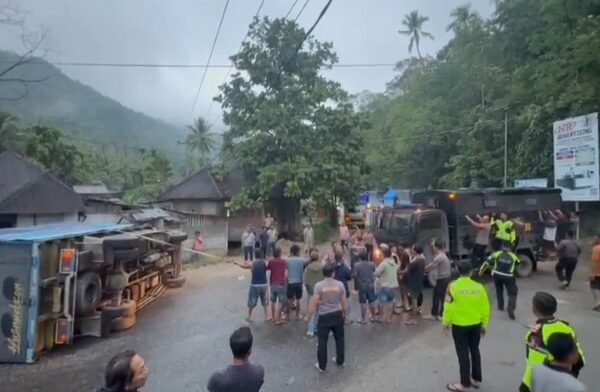Truk Pembawa Bantuan Polda Lampung Terguling di Solok, Seluruh Rombongan Selamat