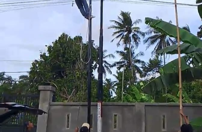 Pemasangan Tiang Fiber Optik Dipertanyakan Warga Karena Izin Belum Jelas