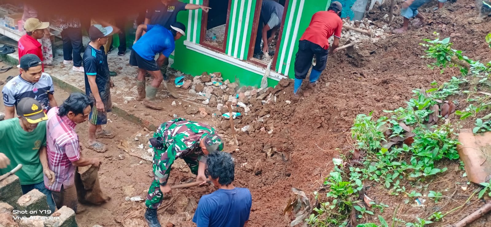 Tanah Longsor Bandar Lampung, TNI dan BPBD Bergerak Cepat Tangani Rumah Warga Terdampak