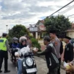 Polres Pringsewu Bagikan Takjil Gratis untuk Warga