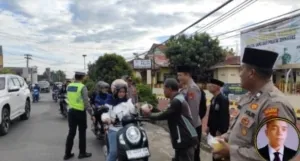 Polres Pringsewu Bagikan Takjil Gratis untuk Warga