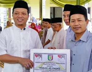 Bupati Riyanto Pamungkas Serahkan Bantuan Ambal di Gunung Raya