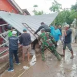 Babinsa Segalamider Pimpin Warga Bersihkan Puing Rumah Rusak