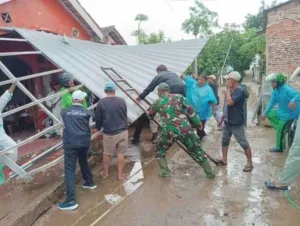 Babinsa Segalamider Pimpin Warga Bersihkan Puing Rumah Rusak