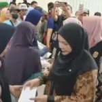 Wali Kota Eva Dwiana Salurkan Bantuan Korban Banjir Bandar Lampung