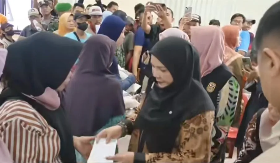 Wali Kota Eva Dwiana Salurkan Bantuan Korban Banjir Bandar Lampung