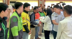 Pemkot Bandar Lampung Bagikan 1.000 Paket Beras untuk Driver Ojol