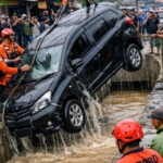 Mobil Hanyut di Sukarame Bandar Lampung Dievakuasi BPBD