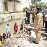 Eva Dwiana Tinjau Saluran Air Tanjung Senang Pascahujan