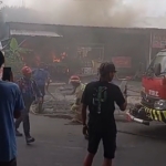 Kios Makan di Bawah Flyover MBK Terbakar, Damkar Kerahkan 4 Unit Mobil