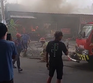 Kios Makan di Bawah Flyover MBK Terbakar, Damkar Kerahkan 4 Unit Mobil
