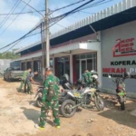 Babinsa Langkapura Pimpin Karya Bakti, Koramil 410-05/TKP Bersihkan Lingkungan KDKMP