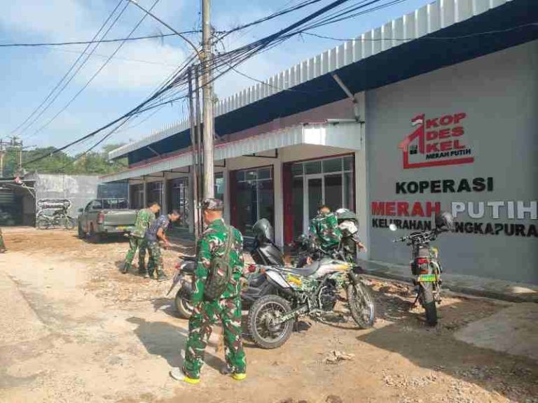 Babinsa Langkapura Pimpin Karya Bakti, Koramil 410-05/TKP Bersihkan Lingkungan KDKMP