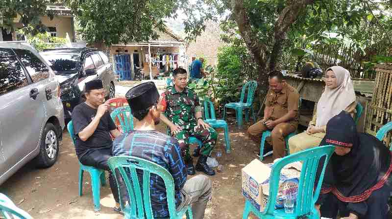 Babinsa Bandar Lampung Bantu Pemakaman Remaja Epilepsi