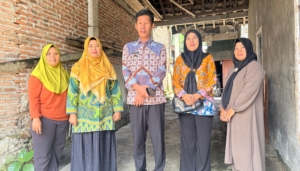 Pemerintah Kecamatan Kemiling Salurkan Bantuan Kursi Roda