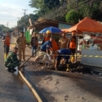 Damkar dan Kelurahan Langkapura Gotong Royong Bersihkan Drainase di Jalan Pramuka