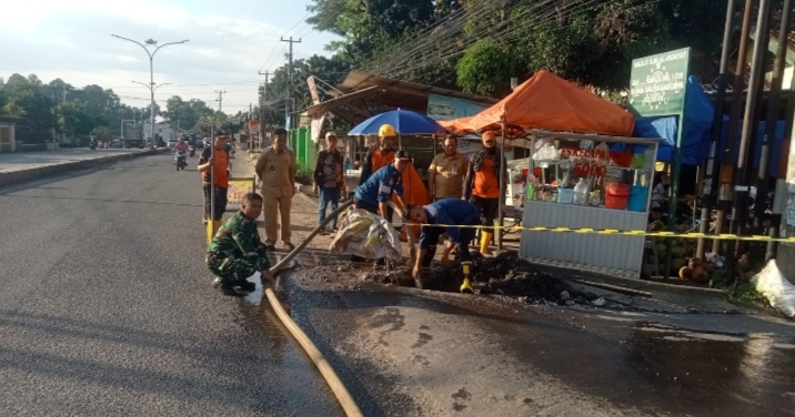 Damkar dan Kelurahan Langkapura Gotong Royong Bersihkan Drainase di Jalan Pramuka