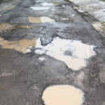 Warga Way Dadi Baru Keluhkan Aspal Jalan Cepat Rusak