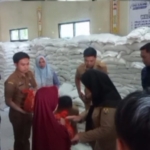 Pemkot Bandar Lampung Salurkan 21.160 Kg Beras dan 4.232 Liter Minyak Goreng untuk 1.058 KPM di Langkapura
