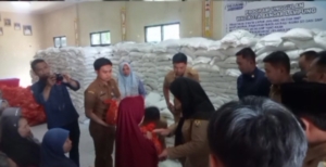 Pemkot Bandar Lampung Salurkan 21.160 Kg Beras dan 4.232 Liter Minyak Goreng untuk 1.058 KPM di Langkapura