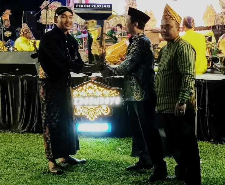 Bupati Pringsewu Hadiri Pagelaran Wayang Kulit Satu Abad Podorejo