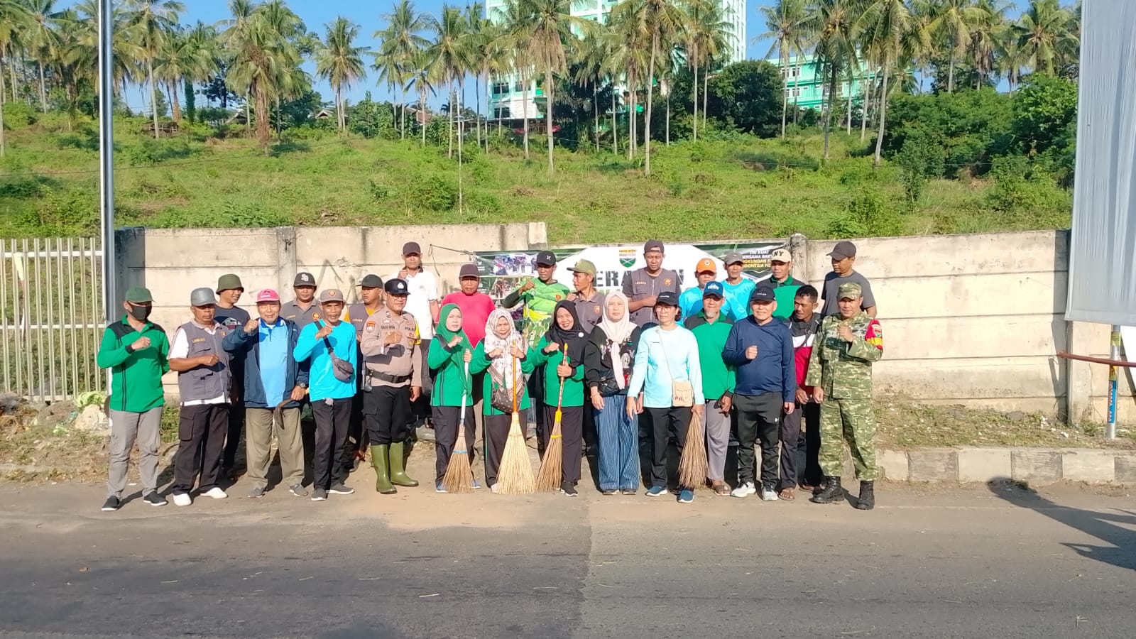 Gotong Royong Jalan Pramuka Perkuat Kepedulian Warga Kemiling Raya