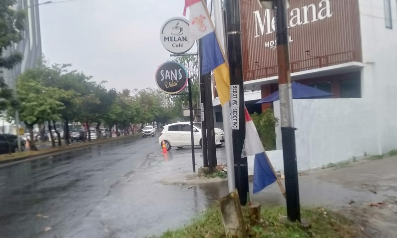 Trotoar Hostel Melana Diduga Jadi Area Parkir, Warga Minta Pemda Bertindak
