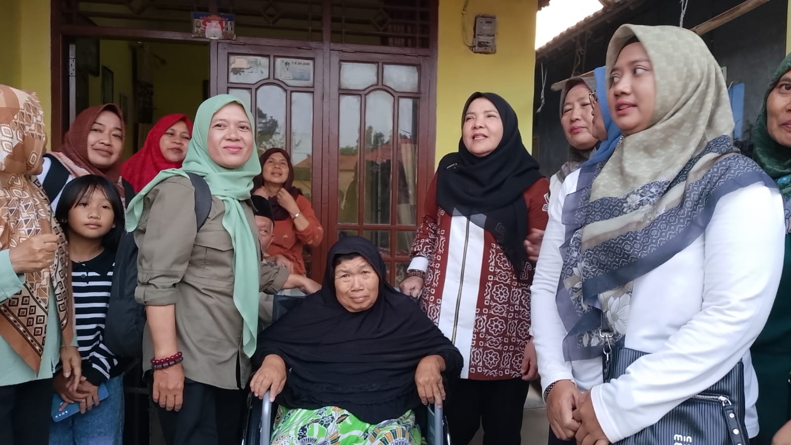 Pemkot Bandar Lampung Salurkan Kursi Roda untuk Warga Kemiling