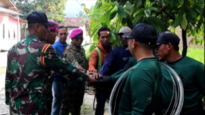 Prajurit Puslatpurmar 8 Kibarkan Merah Putih di Ketinggian 74 Meter