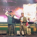 Kepala Kemenag Jombang Ngerock Bareng Gus Antok di Expo NU