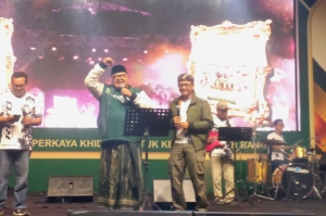 Kepala Kemenag Jombang Ngerock Bareng Gus Antok di Expo NU