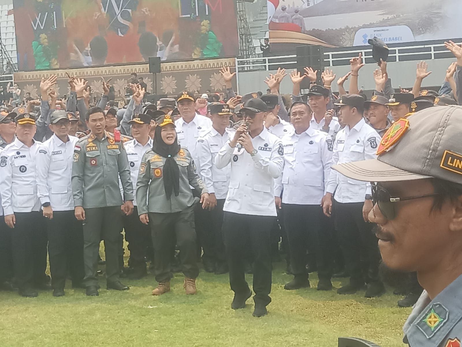 Wali Kota Eva Dwiana Hadiri Apel Akbar Linmas Palembang