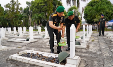 HUT ke-1 Kodam XXI/Radin Inten, Danrem Ikuti Ziarah