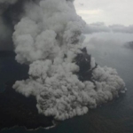 Mata Perih hingga Sesak Napas, Abu Vulkanik Ganggu Warga Langkapura